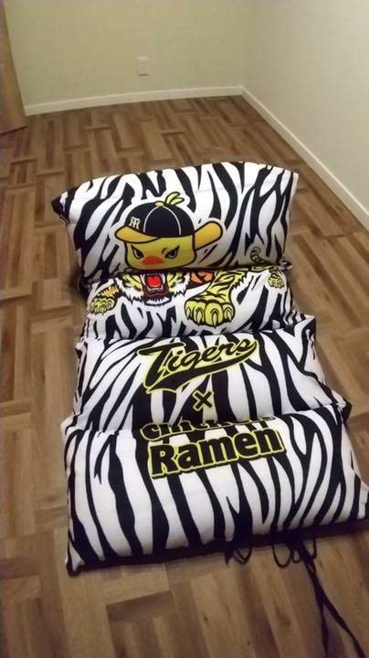 Amazon.co.jp: 特売限定阪神タイガースビーズクッション