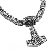 Ein massiver Kettenanhänger „Thors Hammer“