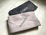 Pet-Jos Personalisierte Kuscheldecke Bestickt mit Namen oder Wunschtext Bestickt, Decke 200 cm x 150 cm, Wohndecke mit Stickerei, weiche und kuschelige Sofadecke (Blau)