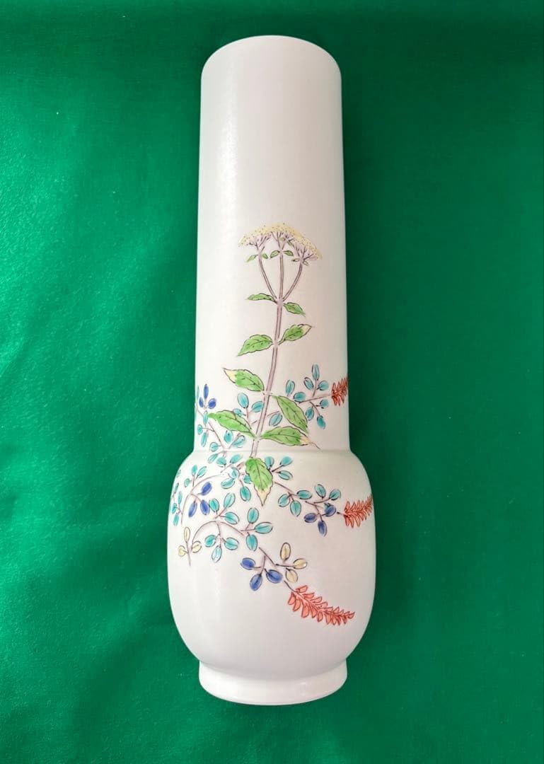 花瓶　岩尾對山窯 有田焼 Amazon.co.jp: 有田焼 岩尾對山窯 陶磁器製 万葉草花文様の白花瓶