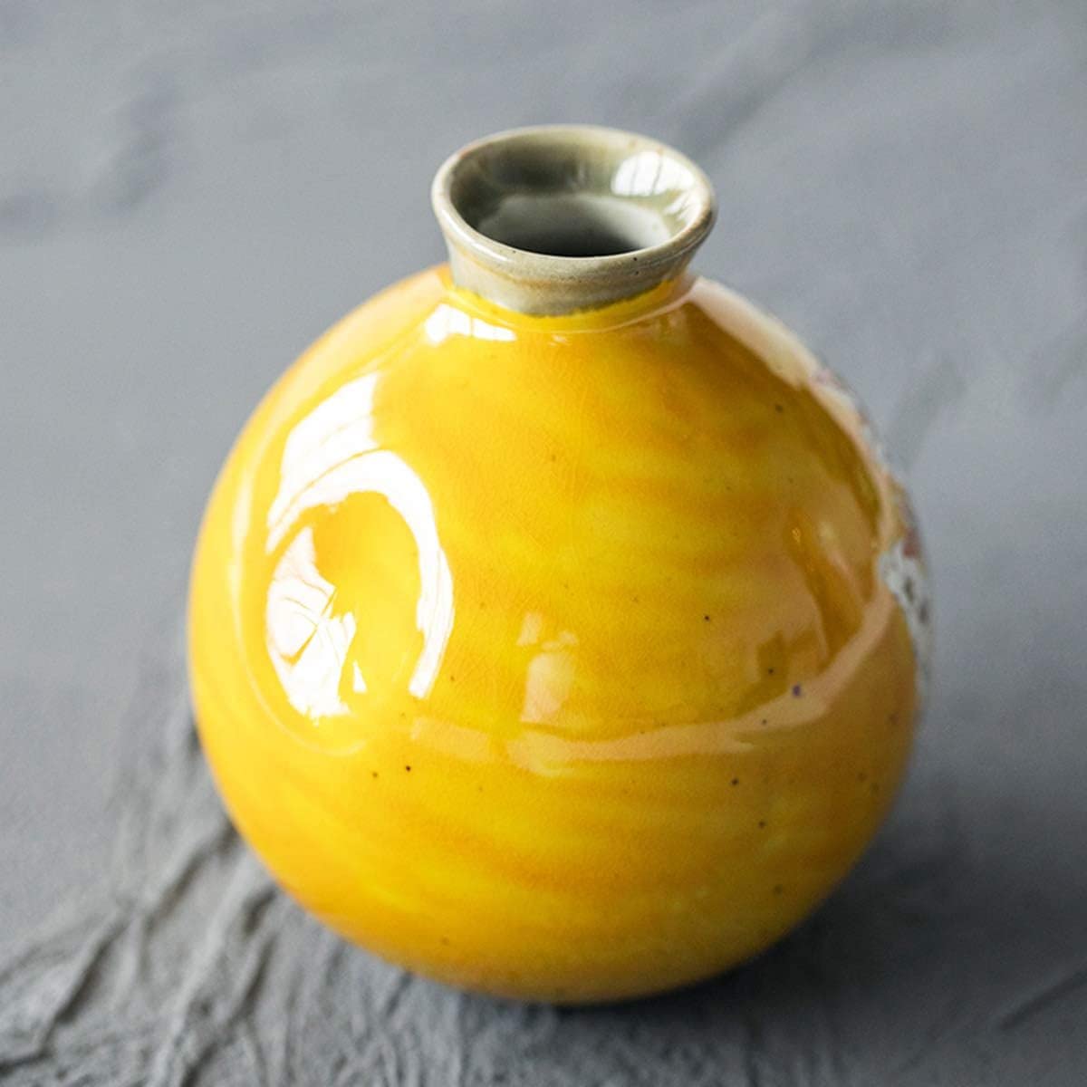 Set Regalo Giapponese da 3 Pezzi per Il Vino, con Decorazioni in Ceramica a Forma di cinciallegra in Fiore di ciliegio e Smalto Giallo Intenso. Include 1 Bottiglia da sakè e 2 Tazze da sakè.