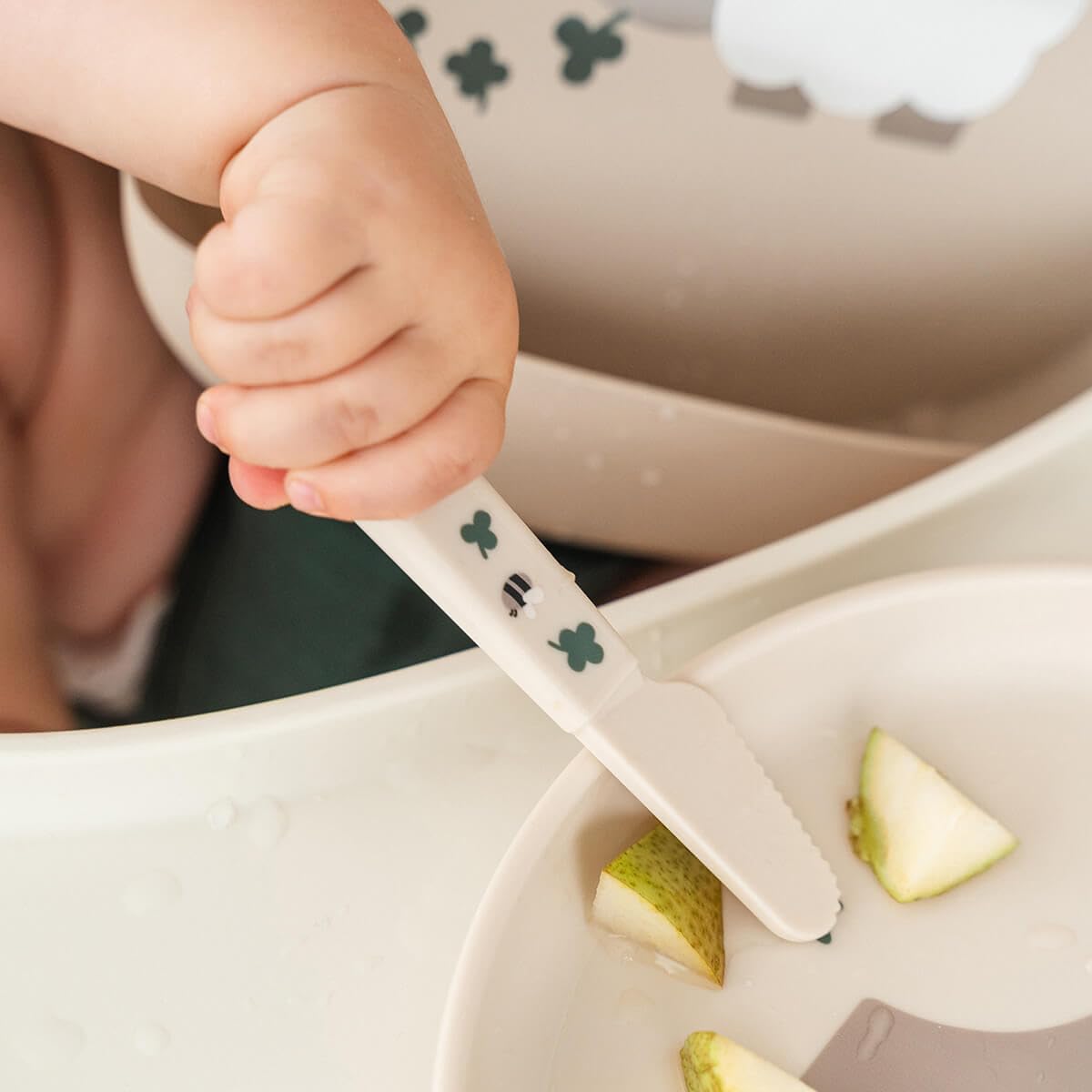 Done by Deer Foodie Besteckset Baby – Tiny Farm Sand – Kinderbesteck ab 0 Monaten, BPA-freies PP, spülmaschinen- & mikrowellengeeignet