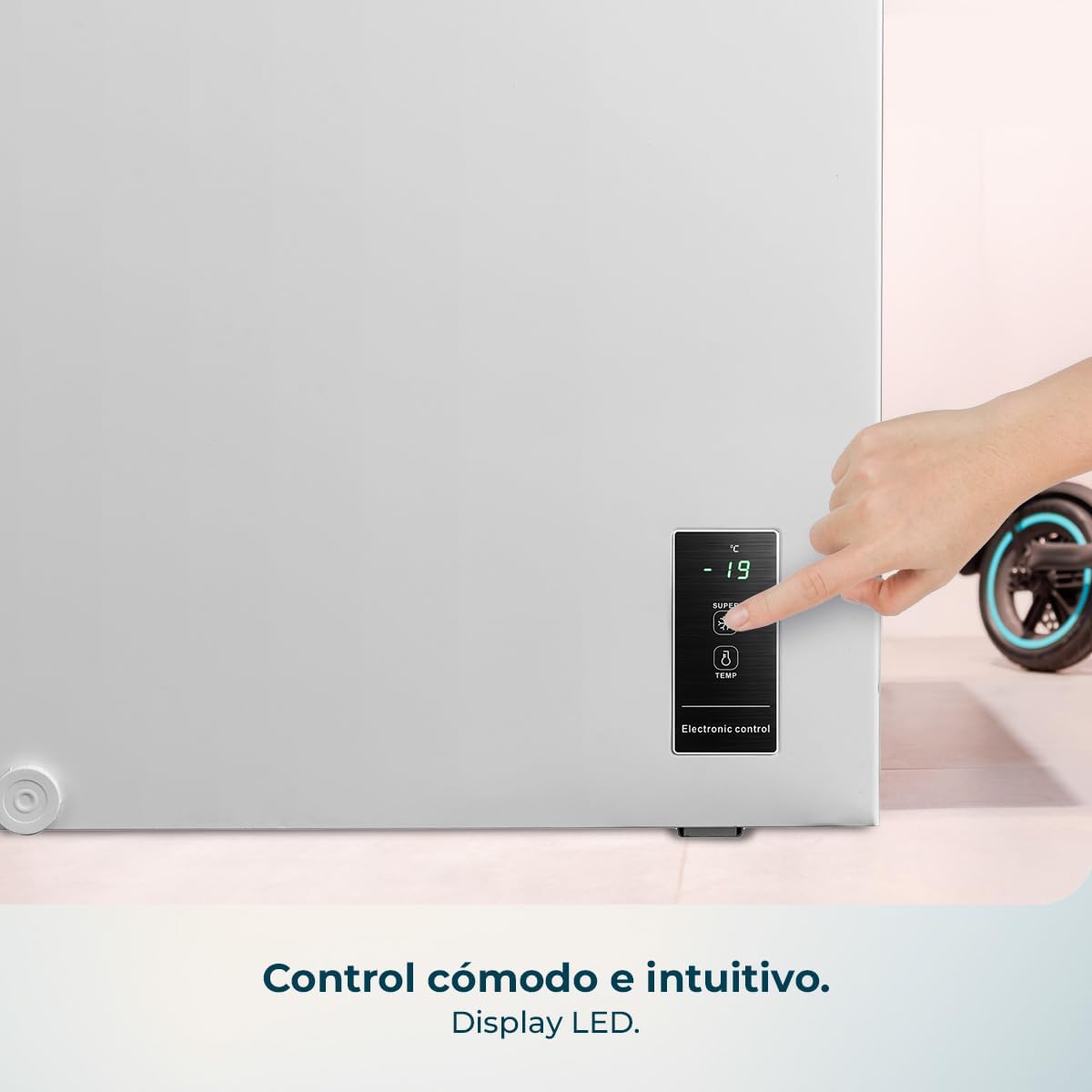 Electronic control panel with LED display on Cecotec freezer