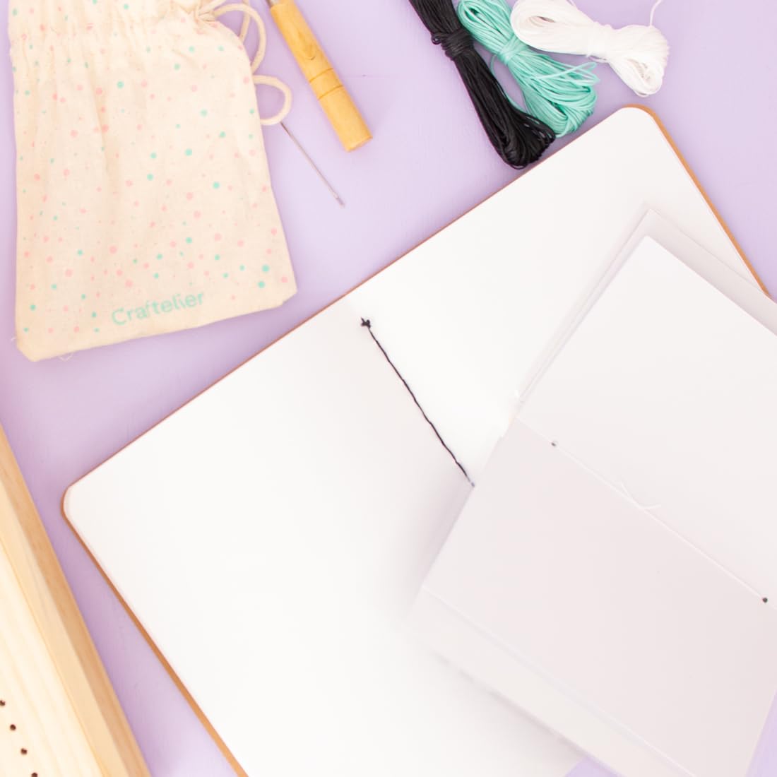 Craftelier - Kit per Rilegatura Libri, Supporto di Perforazione in Legno con Punzone, Aghi e Fili Cerati, Strumenti per Scrapbooking, Quaderni e Libri Fatti a Mano DIY