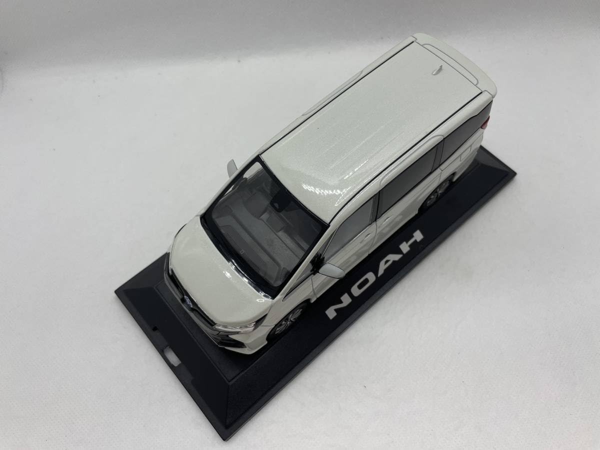 値下げ】新型ノア NOAH 1/30ミニカー ホワイトパールクリスタル