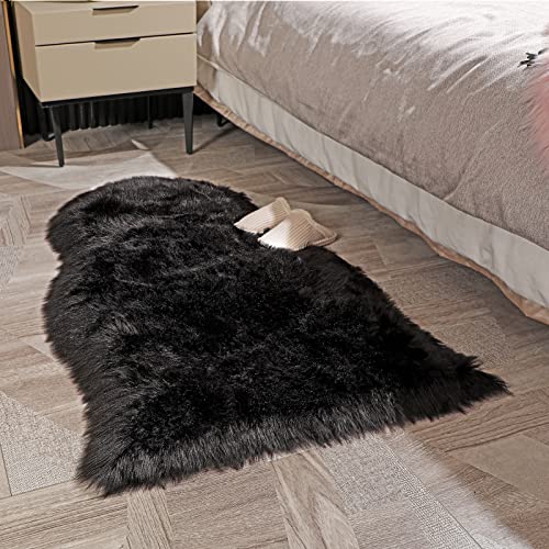 YIHAIC, Kunstfell, Teppich aus Schafsfell, dekorativ, lange Haare, Imitat aus Baumwolle, perfekt als Bettvorleger, Badezimmer-Teppich oder fürs Sofa 75 x 120cm Schwarz
