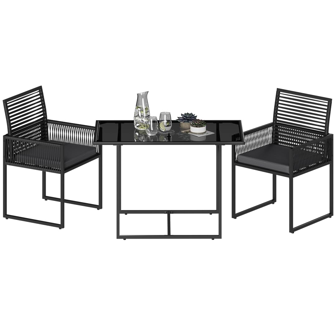 STEELSØN Kynaris Essgruppe 3-teilig schwarz – Balkonset mit 2 Stühlen und Tisch – Gartengarnitur wetterfest – Rattan Sitzgruppe mit klappbaren Stühlen – Terrassenmöbel Set mit Glasplatte & Sitzkissen