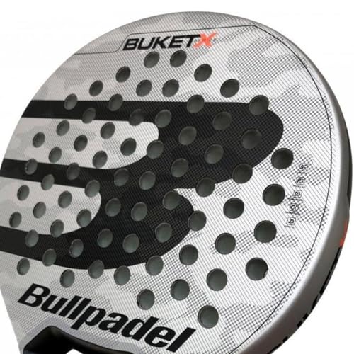 Detalle de la superficie de la pala Bullpadel Buket X mostrando su textura y diseño.
