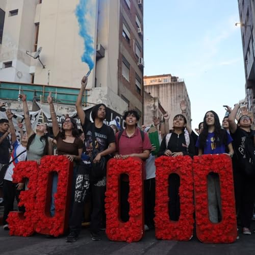 Page de couverture de Argentine students continue to march against the crimes and disappearances of the past