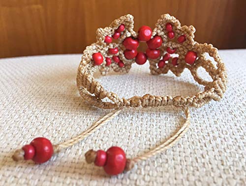 Pulsera macramé hecha a mano con hilo encerado en color camel y cuentas rojas de madera .Cierre ajustable