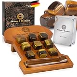 ✔ HANDGEFERTIGTE, EDLE DETAILS: Unser praktisches Geschenkeset enthält 8 Whiskey-Steine aus Jade, eine hochwertigen Zange aus Edelstahl und eine noble Stellage aus Bambus, die als Blickfang dient (und eine außergewöhnliche Dekoration für jeden Raum ist.)
