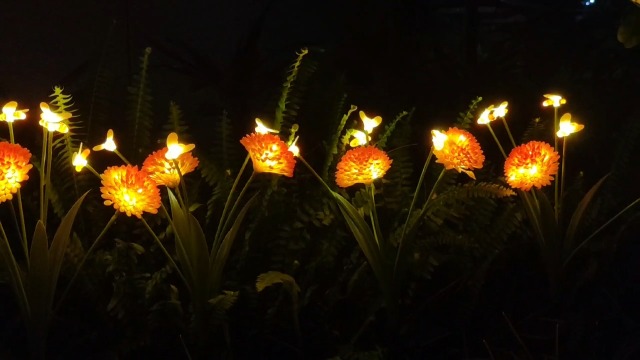 Solar Garden Lights, 4 Pack Solar Swaying Bee Lights with Flowers