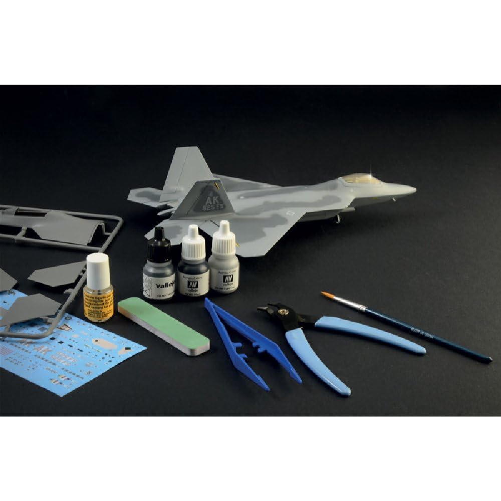 Italeri 72011 Complete Set For Modelling: F-22 Raptor, scala 1:72, Plastic Model Kit/Modello in plastica da montare completo di tutti gli accessori