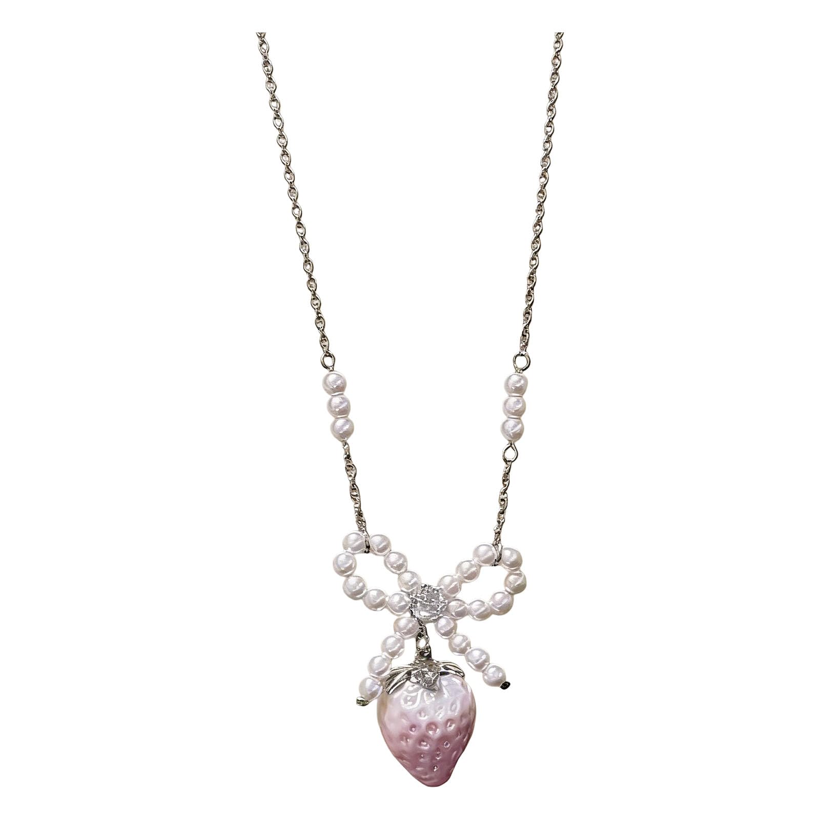 Collar de perlas con dije de lazo y colgante de fresa para mujer 7