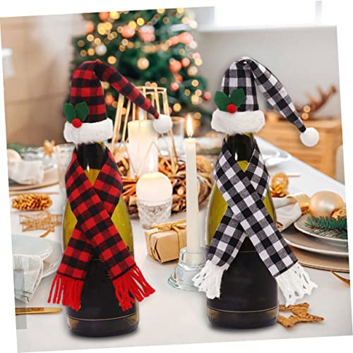 Botellas navideñas con mini gorros de Santa para decorar tus mesas festivas 5