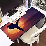 ZUSAMMENROLLBAR - Dank des flexiblen Stoffdesigns lassen sich die Mousepads für den Transport einfach zusammenrollen oder zwischen Laptop-Bildschirm und Tastatur klemmen. Das Mausepad liegt aber vollkommen flach auf, wenn Spielen angesagt ist.