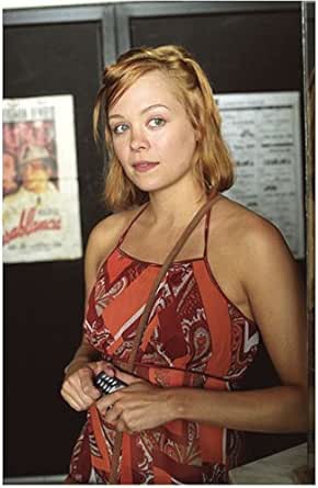 How to Deal Alexandra Holden as Scarlett Smith in Oragne and Red