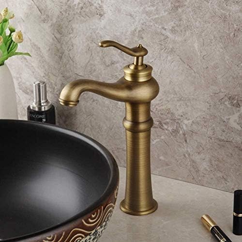 Robinet de cuisine en nickel brossé idéal pour simplifier la vaisselle familiale
