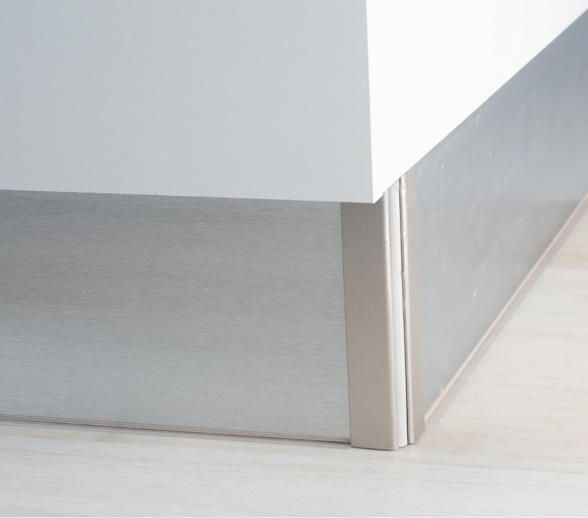 AZERODESIGN-Zocalo Cocina- Rodapie PVC -Rodapie Aluminio Cepillado- Disponible en Varios Colores y Medidas-Incluye Goma Transparente Inferior -Rodapie Cocina (ALUMINIO, 165MM X 2 MTS)