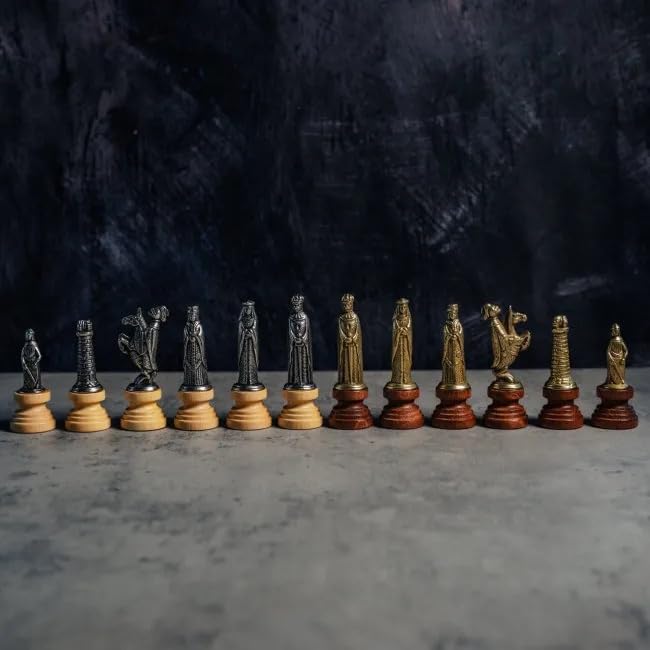 Italfama Jeu d'échecs médiéval 32 pièces – Pièces d'échecs médiévales en métal vieilli et base en bois, King hauteur 8,1 cm, adulte 14+