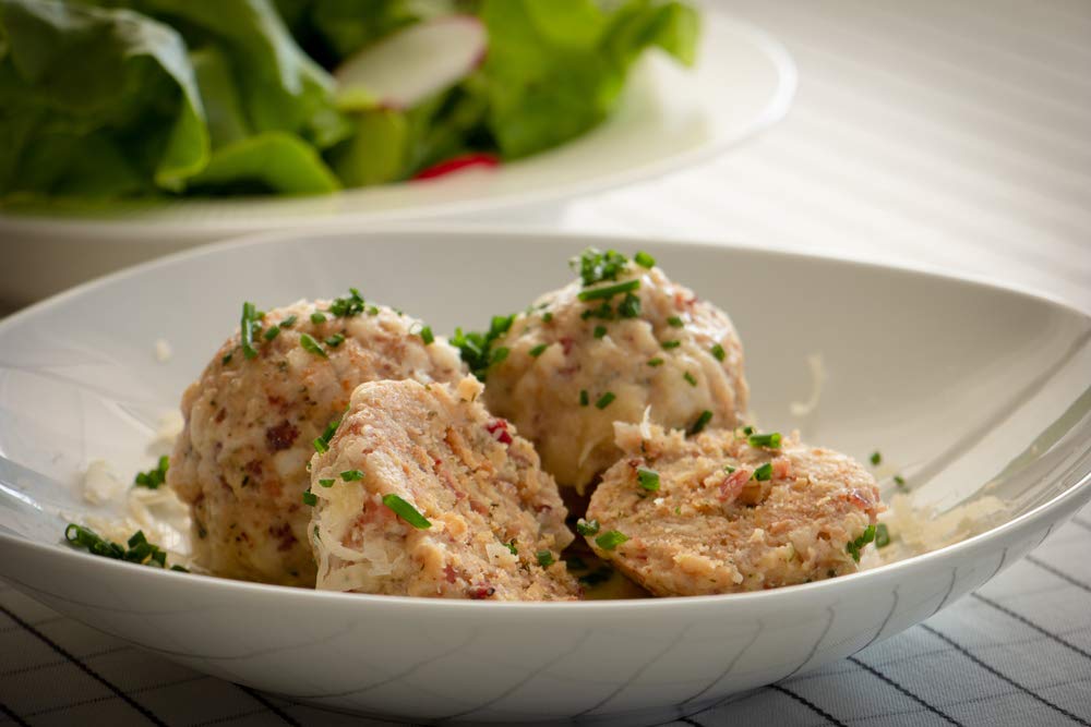 GUSTOS - 3 Packungen Speckknödel von Gustos, jeweils 4 Stück. Hergestellt nach Traditionsrezept der Südtiroler Familien, lecker und schnell zubereitet. Mit geräuchertem Speck.