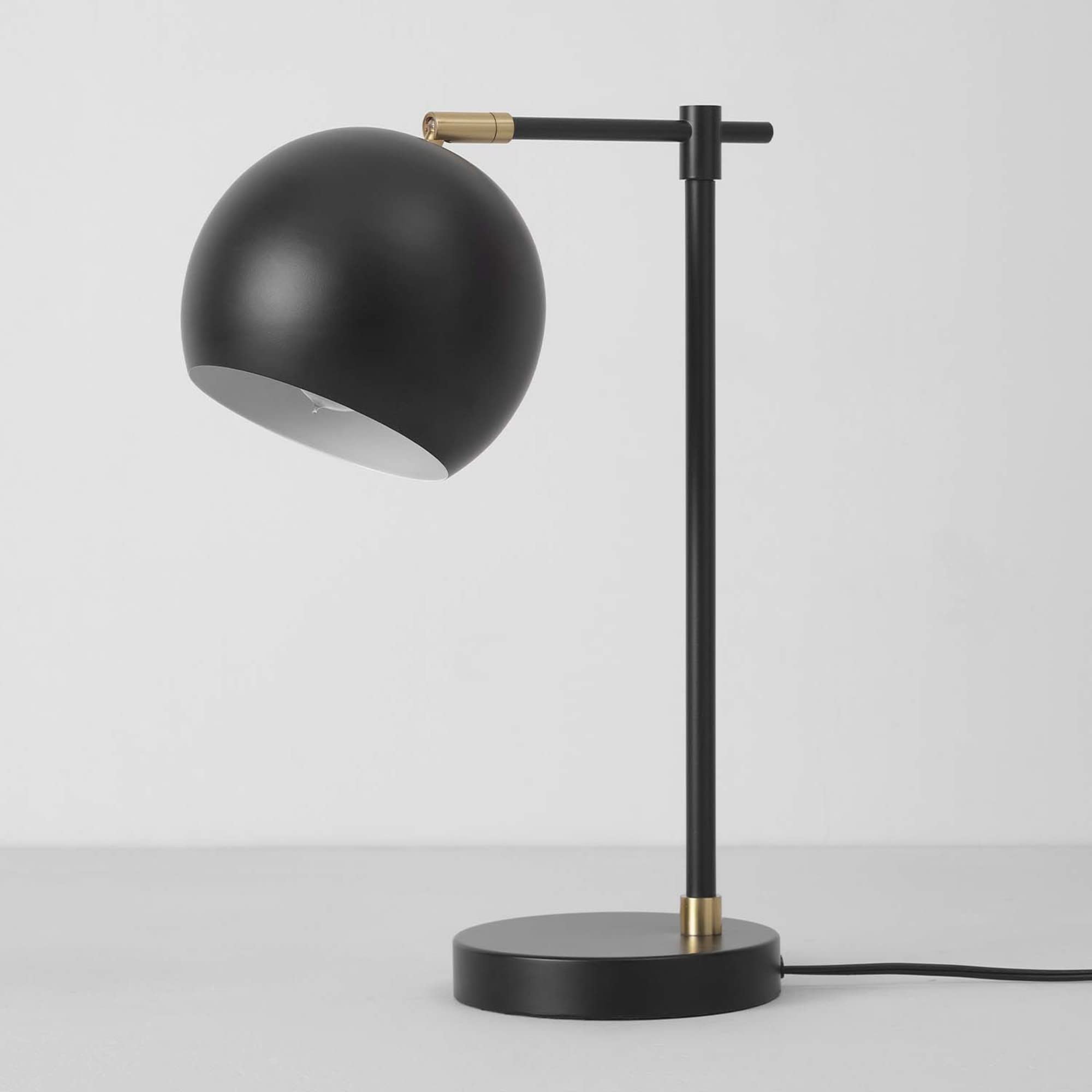 Novogratz x Globe Electric 65785 Charlotte 18'' Table Lamp, Matte Black, Brass Accents, Matte White