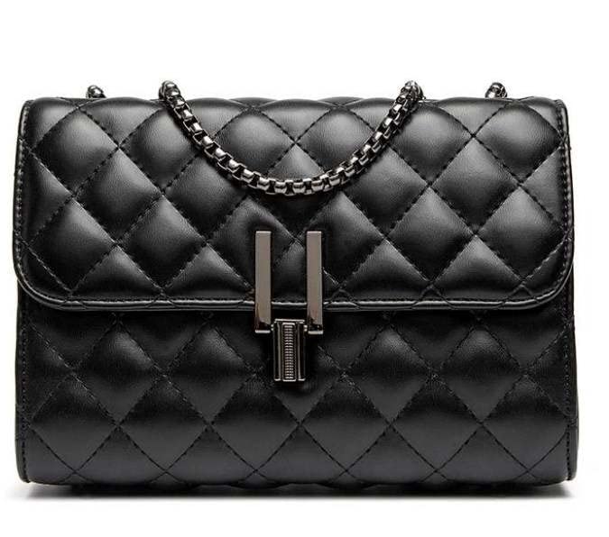 Sac à main matelassé noir avec sangle chaîne pour emporter vos essentiels de soirée