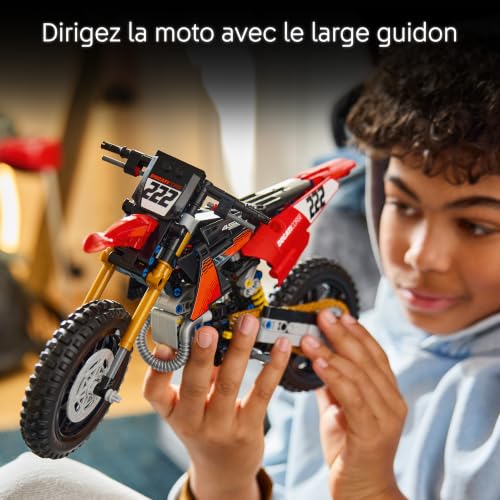 LEGO La Moto Ducati Desmo450 MX Factory - Jeu de Construction - Moto Jouet avec Moteur à Cylindres & Suspension - Décoration de Bureau - Cadeau Collector pour Garçon dès 10 Ans 42238 – vue 4