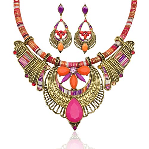 Collier scarabée et boucles bohèmes pour sublimer votre tenue de soirée