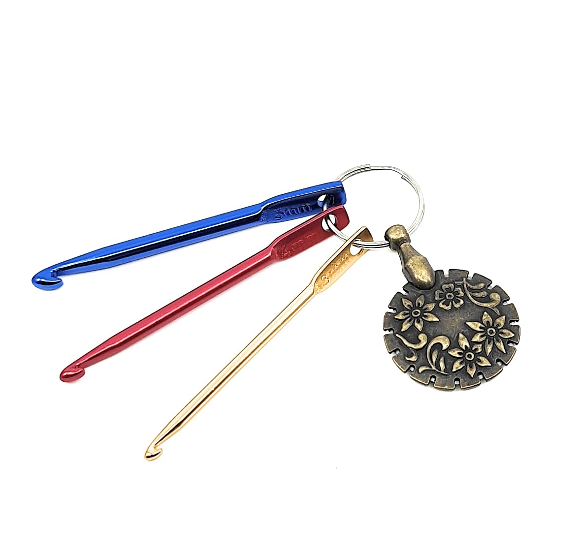 Mini Crochet Hook Keyring Set (3mm, 4mm, 5mm) – Aluminum Hooks with Antique Gold Yarn Cutter Pendant – Travel-Friendly Knitting & Crocheting Keychain