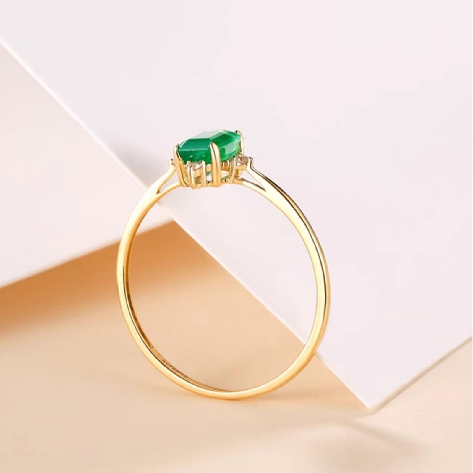 Wycian Anillo Compromiso Esmeralda Anillo Compromiso Verde Oro Amarillo Elegante Anillo Fino con Esmeralda Rectangular de 0,7 CT Y Diamante. Talla 8 Sólido No Chapado Elegante para Tía Boda Joyas