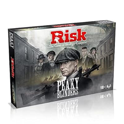 Winning Moves Peaky Blinders Risk - Juego de Mesa estratégico, Conquista Todo con Thomas Shelby, acepta misiones de Arthur, Lizzie, Oswald Mosley y Jessie Eden, es un Gran Regalo para Mayores de 18 | Ya disponible en tu tienda friki favorita! En mundofriki.es!