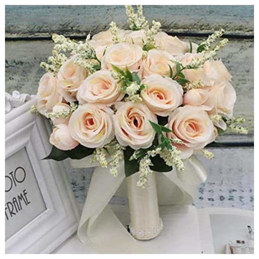 Brud som håller blommor, romantisk bröllop färgglad brudbukett, röd rosa blå och lila brudbukettspurple