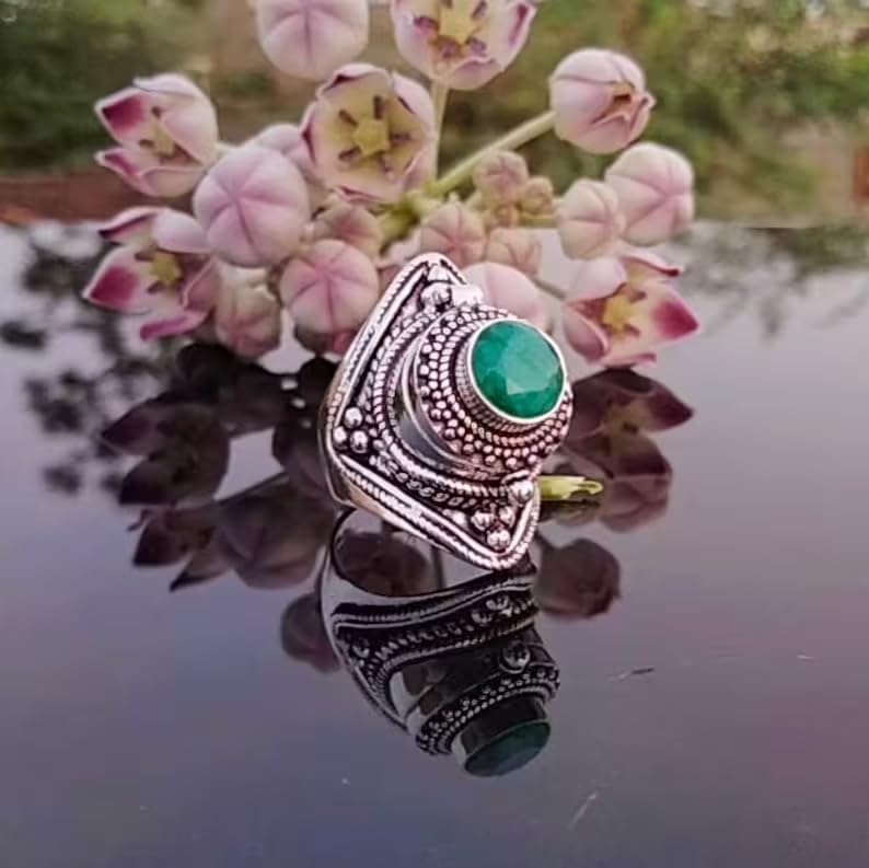 Emerald Ring, Poison Box Ring, Green Gemstone Ring, Poisoner Ring, Small Box Ring, Locket Ring, Oval Stone Ring, Vintage Style Ring, Boho Ring, Birthday Gifts, Raw Emerald Jewelry, Halloween Gifts