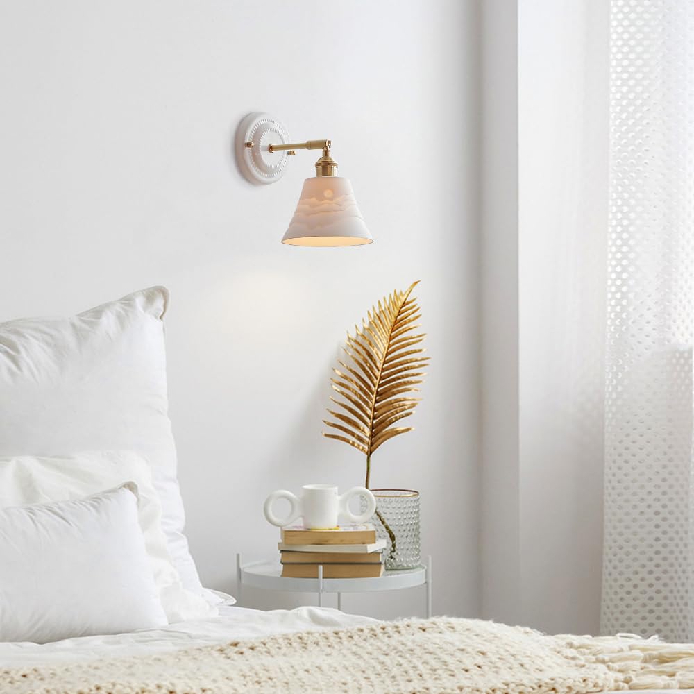 Nordycka biała mosiężna lampa ścienna z ceramicznym kloszem przewodowym, nowoczesny styl, idealna do sypialni, sypialni, kuchni, salonu lub korytarza.