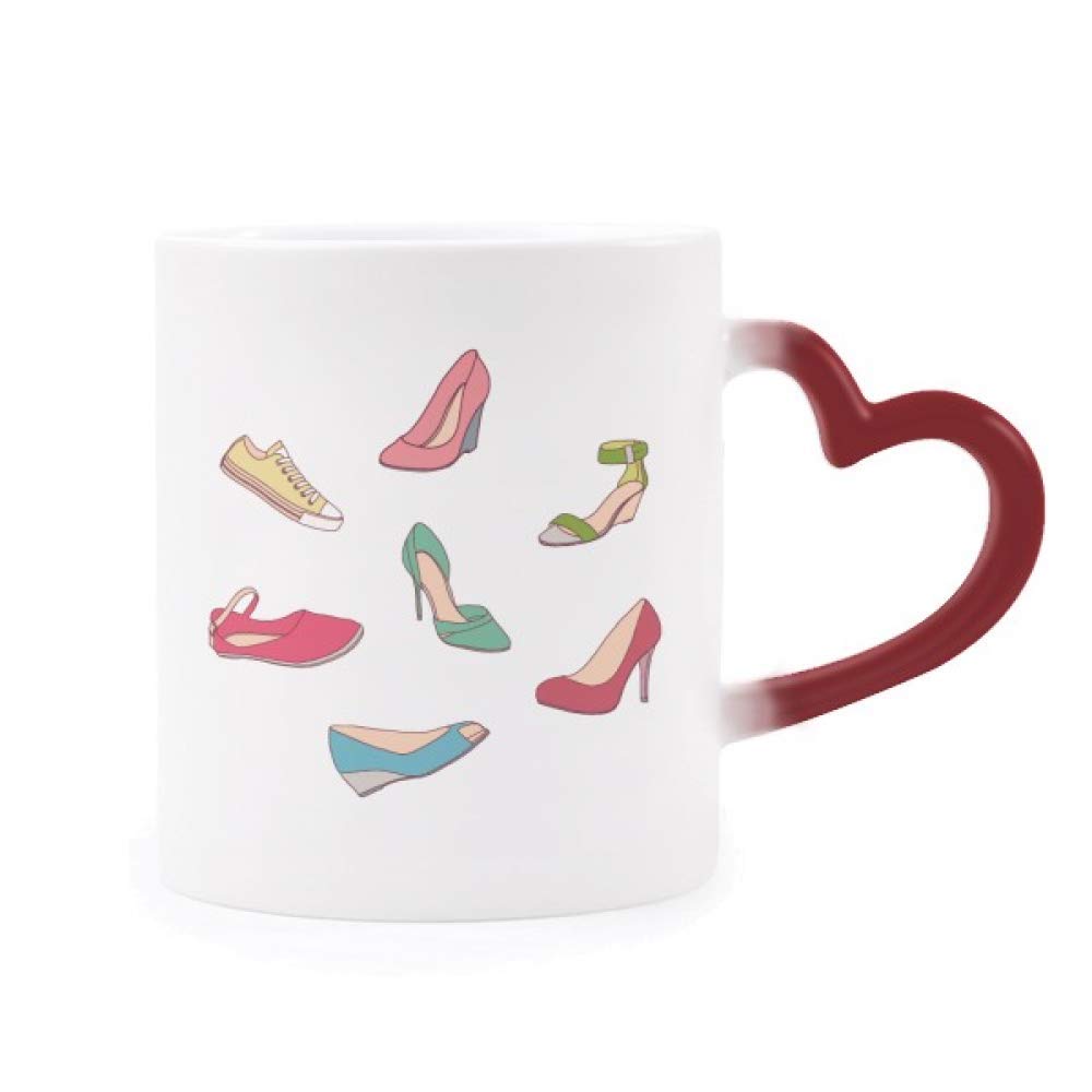 Taza sensible al calor con patrón de tacones y asa de corazón rojo