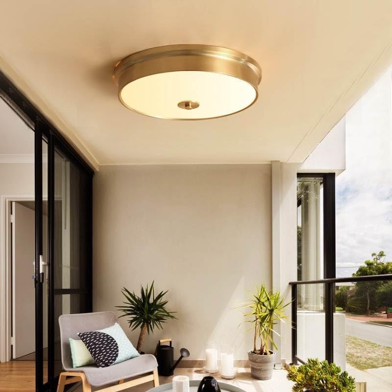 Plafonnier en cuivre pour illuminer une pièce sombre et moderniser un grand hall de maison