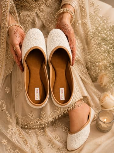 Image of Women Punjabi Embroidery Jutti with Beautiful Design