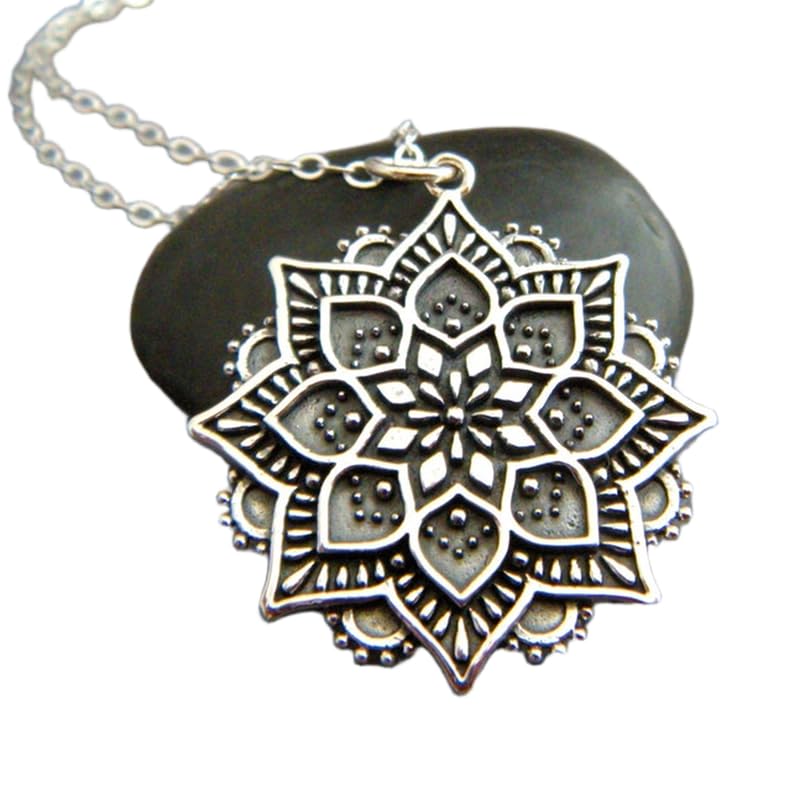 Collier fleur de lotus en argent, le bijou zen idéal pour vos séances de yoga et le quotidien