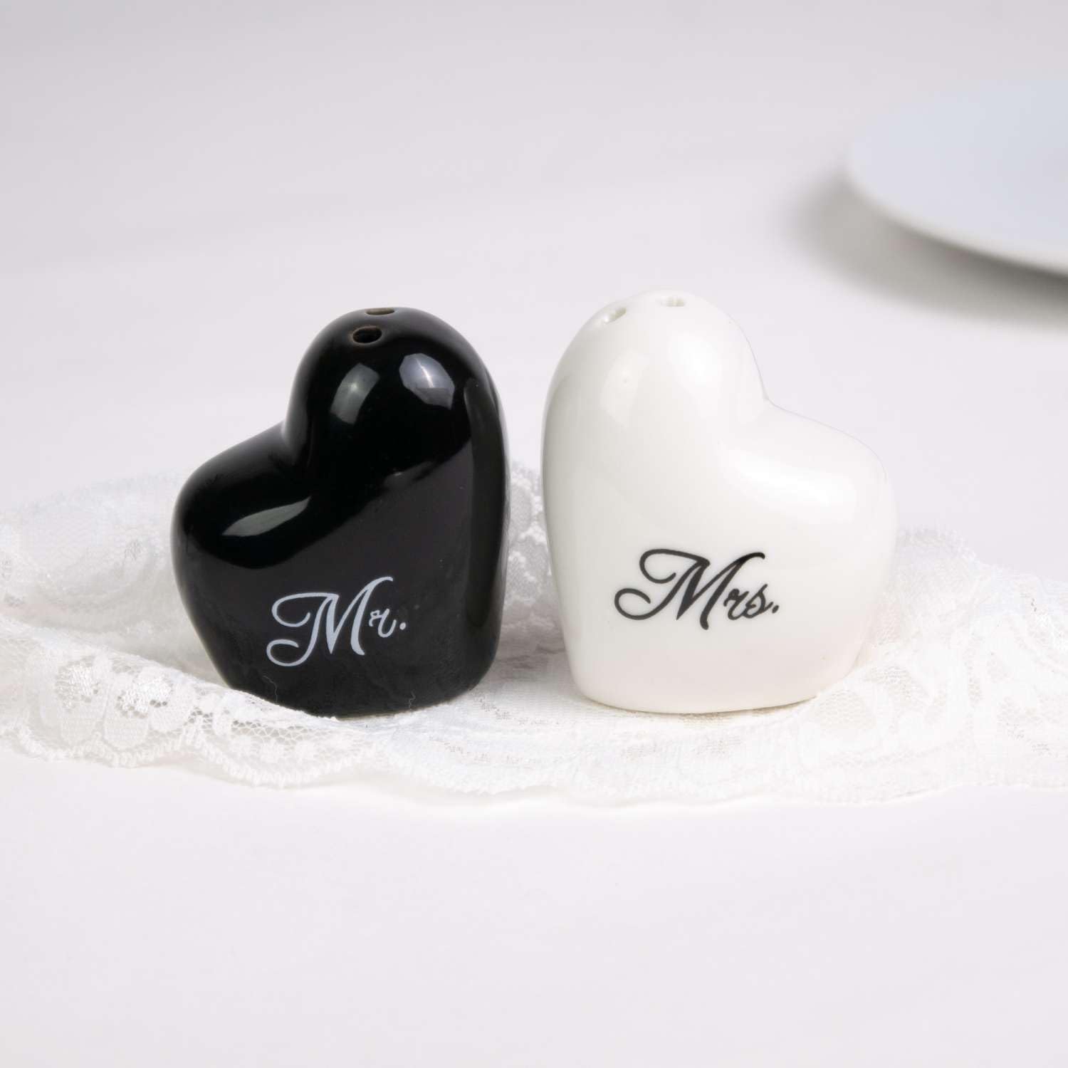 Intirilife Solniczka i Pieprzniczka w Czarno-Białym kształcie serca z napisem Mr. & Mrs. - 5 x 3.5 x 5.5 cm - Prezent, Dekoracja, Sól i Pieprz, Duo dozowników