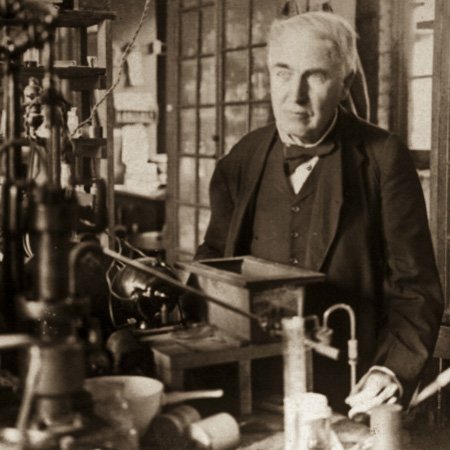 Thomas Edison dans son labo cache de prise de courant pour ambiance bureau rétro