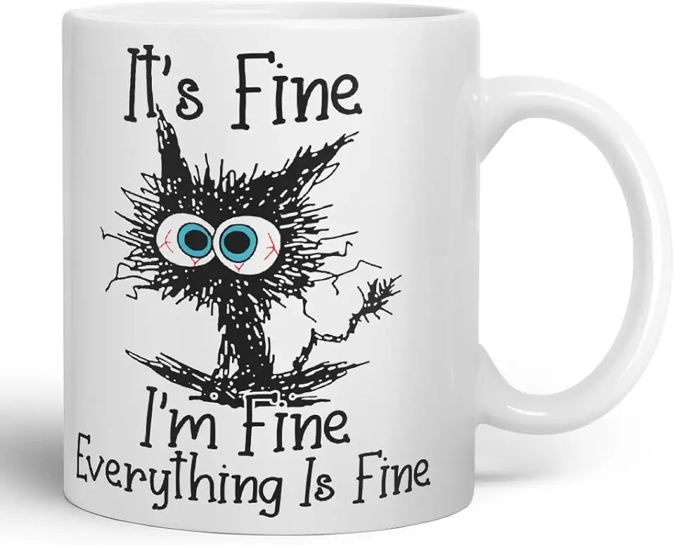 Färgad kaffemugg med text 'Everything is fine'
