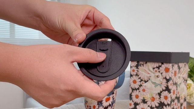 Taza de Cerámica de 17 oz con Tapa y Asa, Diseño Mariposa miniatura 7
