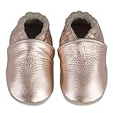 Flexible und weiche Wildledersohle: perfekt für den Einsatz im Innenbereich und vor allem auf harten Oberflächen wie Holz- und Laminatböden. Wenn Babys und Kleinkinder unterwegs sind, brauchen sie Schuhe, die leicht und flexibel sind.