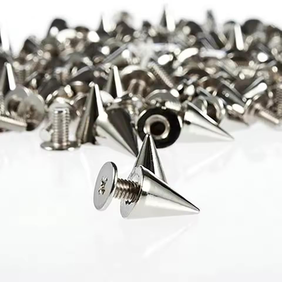 Facili da installare senza attrezzi speciali: I rivetti sono progettati per essere semplici da applicare: basta girare la vite nella direzione opposta per fissarla saldamente. Nessun bisogno di strumenti complicati, rendendo questo accessorio perfetto anche per principianti nel fai da te o appassionati di abbigliamento alternativo.