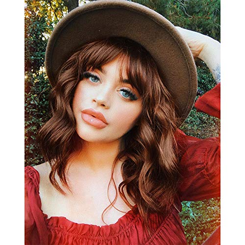 Sué Exquisite Bob Wavy Wig with Bangs Short Auburn Brown Wig for Women Curly Wavy Shoulder Length Bob Synthetic Cosplay Costume Wig Natural Looking