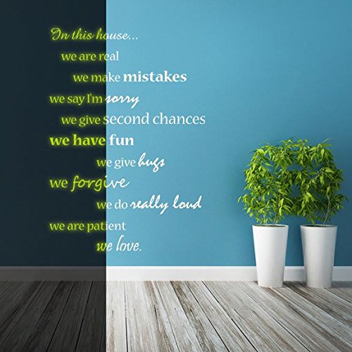 (70x 100cm) Glowing Vinyl Wand Aufkleber Zitat in This House We Are Family Wir Do Love/Glow in Dark Home Family Leuchtziffern Aufkleber + Gratis Aufkleber Geschenk macht.