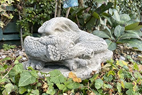 Statua da giardino a forma di drago addormentato
