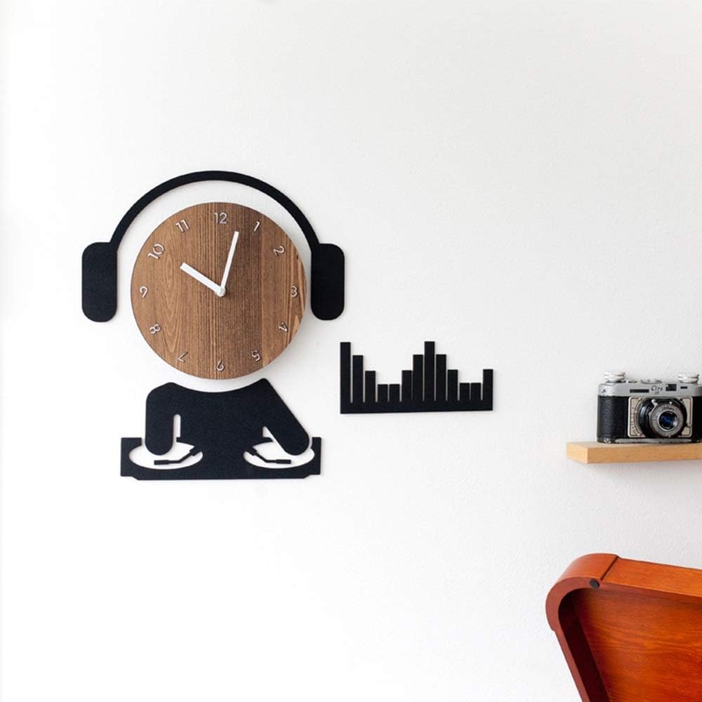 Wall Clock European Minimalist Fashion Creative Personality Mute Quartz Clock Bedroom Wall Clock Wholesale Children's Small Wooden Wall Clock 29 * 32cm
