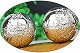 Faire rouler les deux balles légères dans vos mains, dans le sens des aiguilles d'une montre ou dans le sens inverse, stimule les points d'acupression dans votre main et vos doigts. Il stimule également les points du poignet, car les muscles se dilatent et se contractent de manière rythmique.